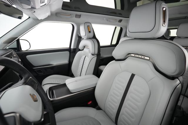 2024 Rivian R1S — photo 3 of 24