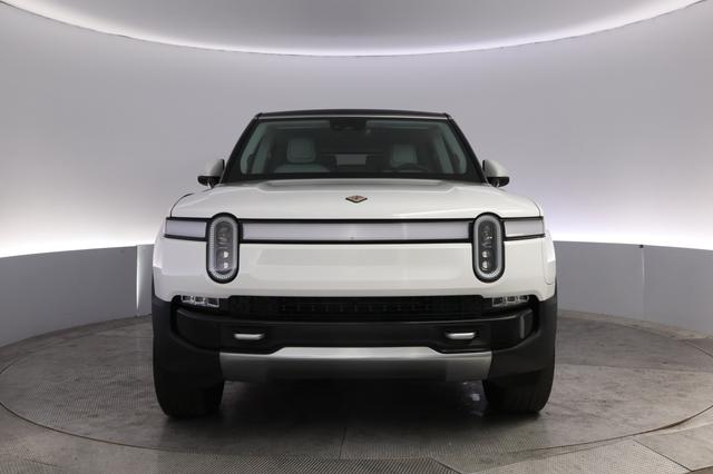 2024 Rivian R1S — photo 9 of 24