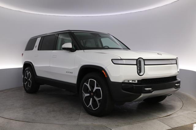 2024 Rivian R1S — photo 10 of 24