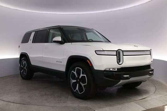 2024 Rivian R1S — photo 10 of 24