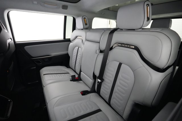 2024 Rivian R1S — photo 19 of 24