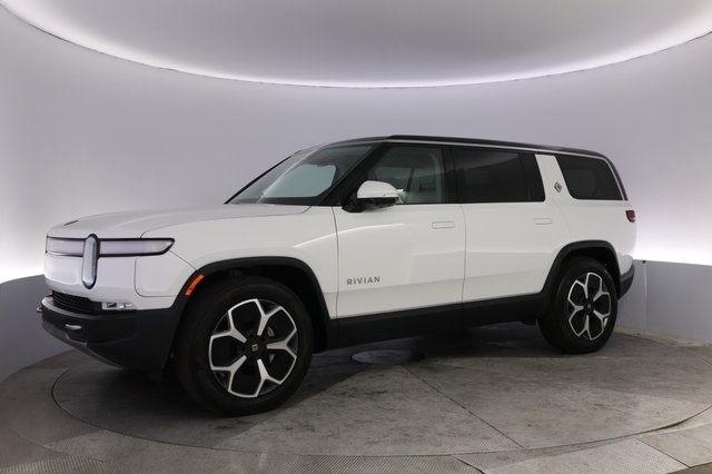 2024 Rivian R1S — photo 14 of 24