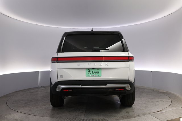 2024 Rivian R1S — photo 12 of 24