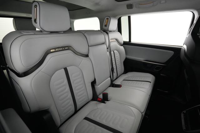 2024 Rivian R1S — photo 4 of 24