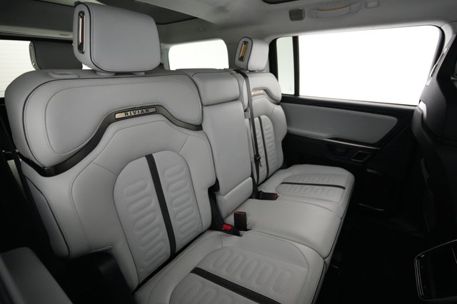 2024 Rivian R1S — photo 4 of 24