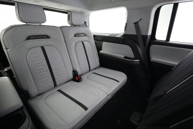 2024 Rivian R1S — photo 21 of 24