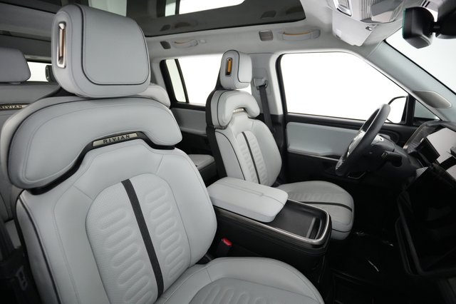 2024 Rivian R1S — photo 18 of 24