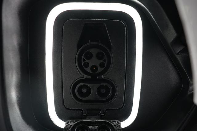 2024 Rivian R1S — photo 8 of 24