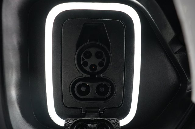 2024 Rivian R1S — photo 8 of 24