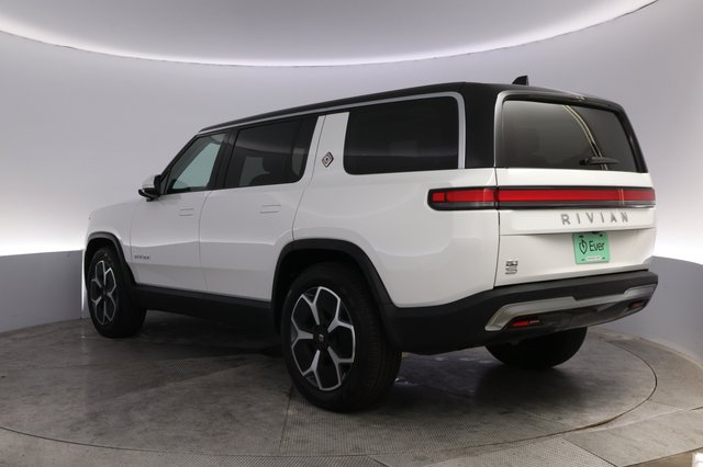 2024 Rivian R1S — photo 13 of 24