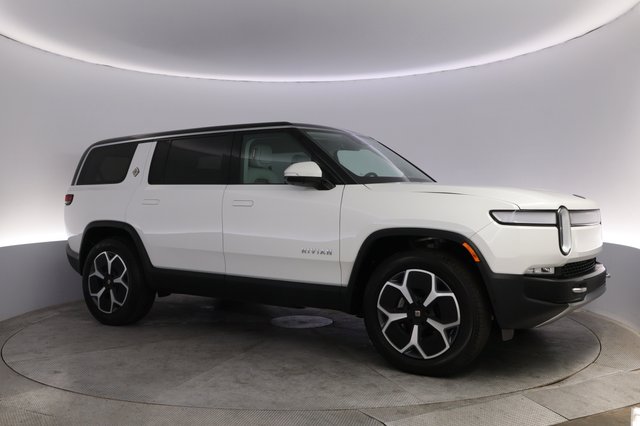 2024 Rivian R1S — photo 11 of 24
