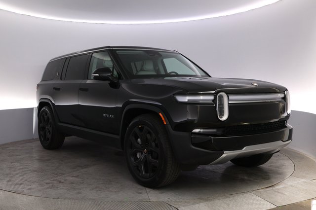2025 Rivian R1S — photo 10 of 24