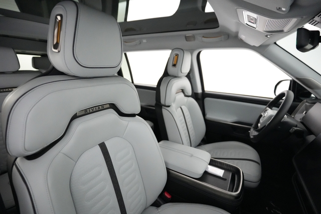 2025 Rivian R1S