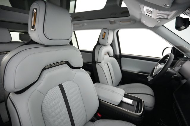 2025 Rivian R1S — photo 18 of 24