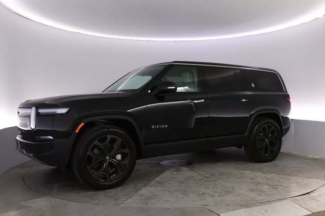2025 Rivian R1S — photo 14 of 24