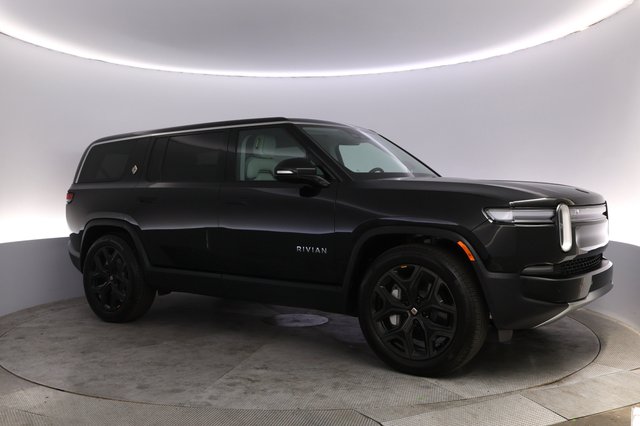 2025 Rivian R1S — photo 11 of 24