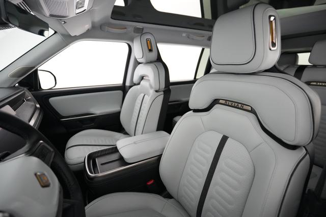 2025 Rivian R1S — photo 3 of 24