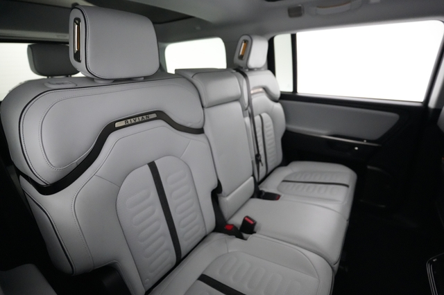 2025 Rivian R1S