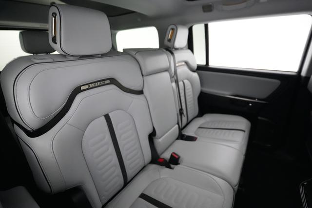 2025 Rivian R1S — photo 4 of 24