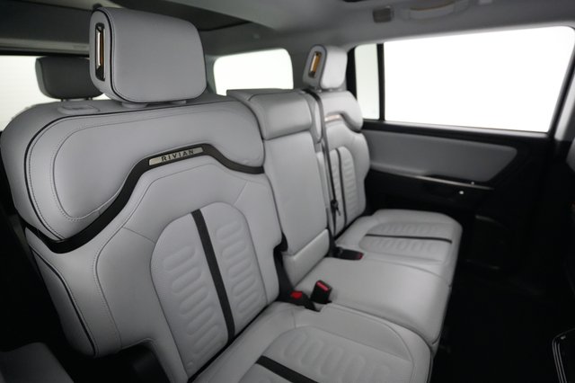 2025 Rivian R1S — photo 4 of 24