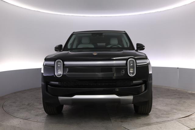 2025 Rivian R1S — photo 9 of 24