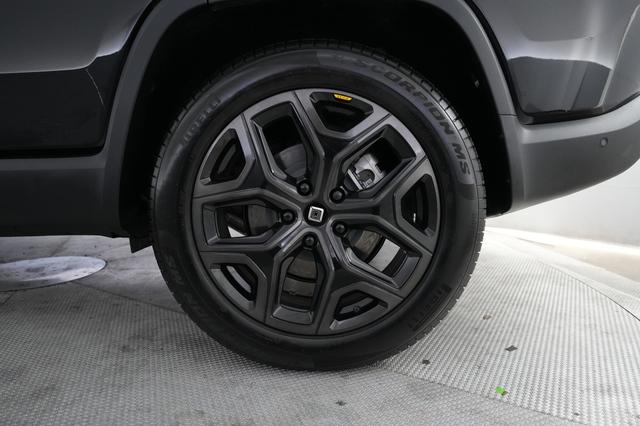 2025 Rivian R1S — photo 7 of 24