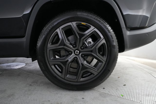 2025 Rivian R1S — photo 7 of 24