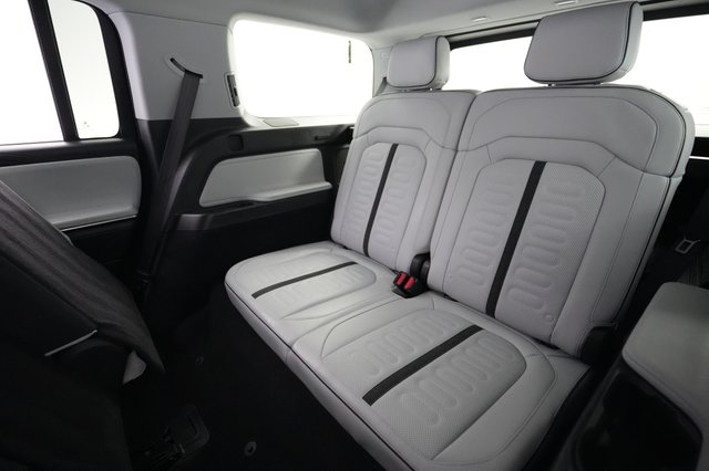 2025 Rivian R1S — photo 20 of 24