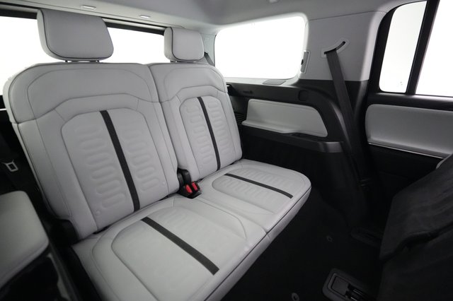 2025 Rivian R1S — photo 21 of 24