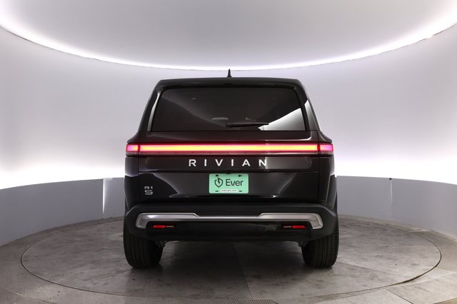 2025 Rivian R1S — photo 12 of 24