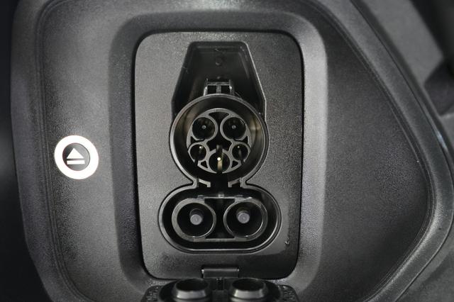 2025 Rivian R1S — photo 8 of 24