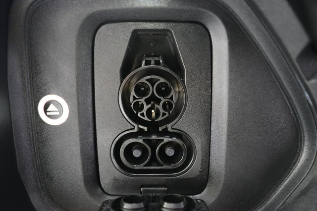 2025 Rivian R1S — photo 8 of 24