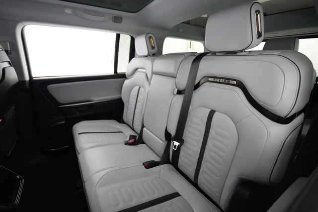 2025 Rivian R1S