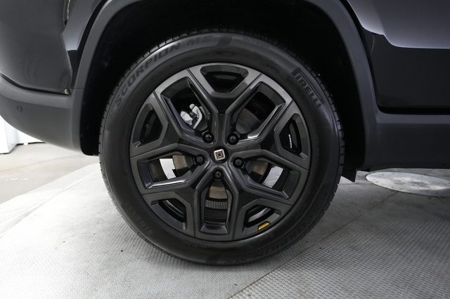 2025 Rivian R1S
