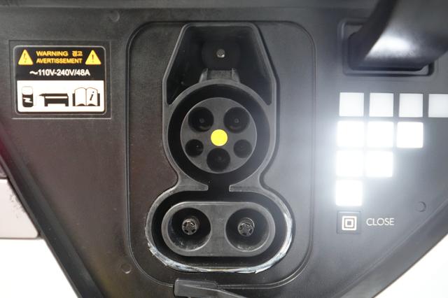 2024 Hyundai IONIQ 5 — photo 8 of 21