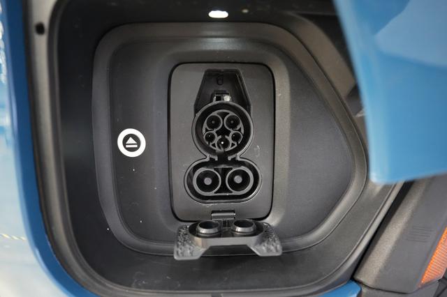 2025 Rivian R1T — photo 8 of 22