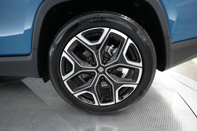 2025 Rivian R1T — photo 7 of 22