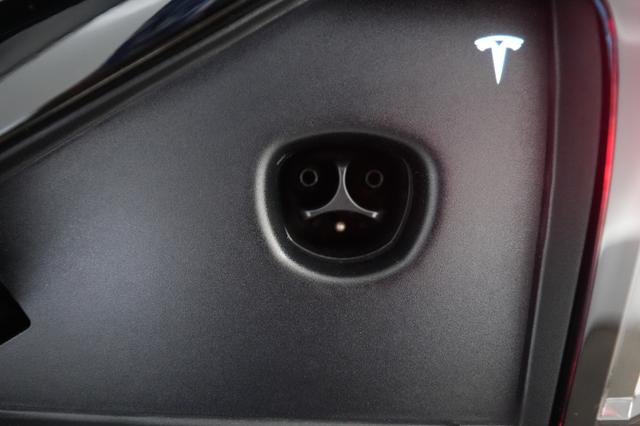 2023 Tesla Model X — photo 8 of 30