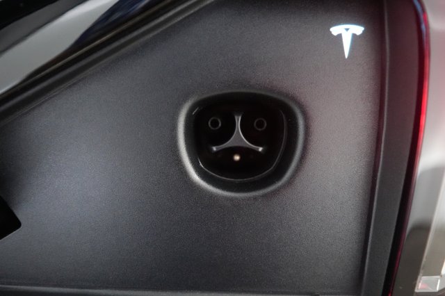 2023 Tesla Model X — photo 8 of 30