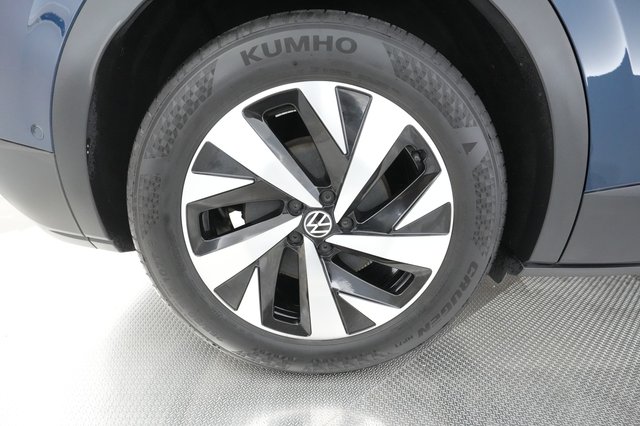 2023 Volkswagen ID.4 — photo 15 of 30
