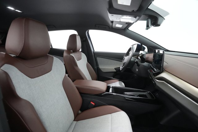 2023 Volkswagen ID.4 — photo 18 of 30