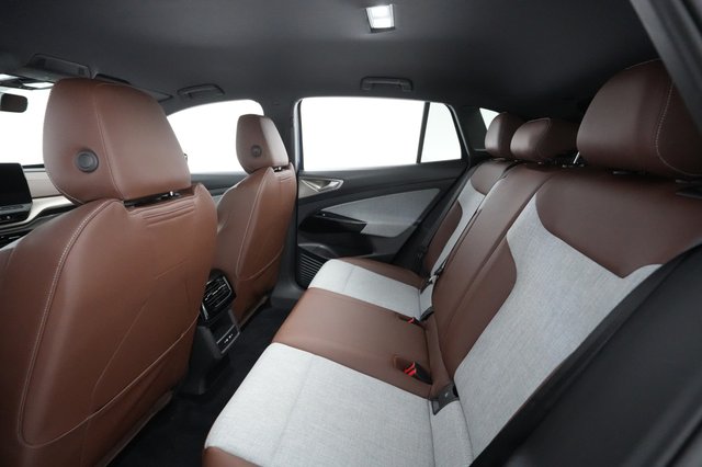 2023 Volkswagen ID.4 — photo 17 of 30