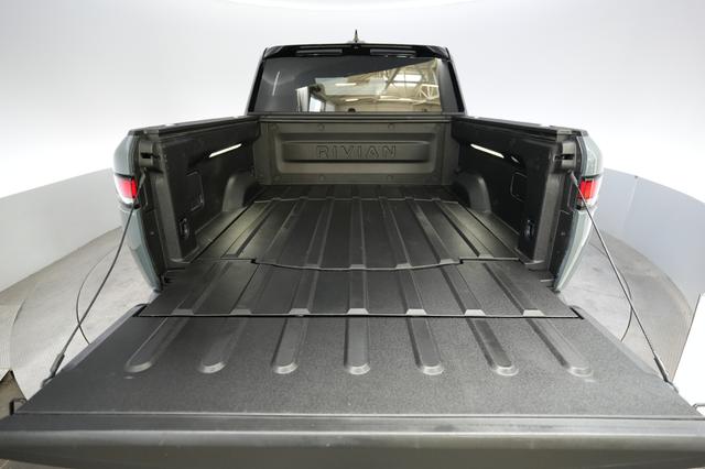 2025 Rivian R1T — photo 6 of 24
