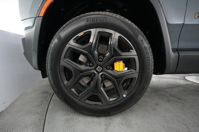 2025 Rivian R1T — photo 15 of 24