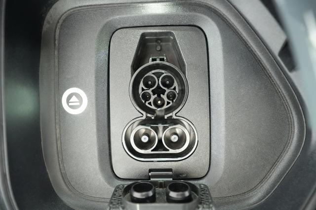 2025 Rivian R1T — photo 8 of 24