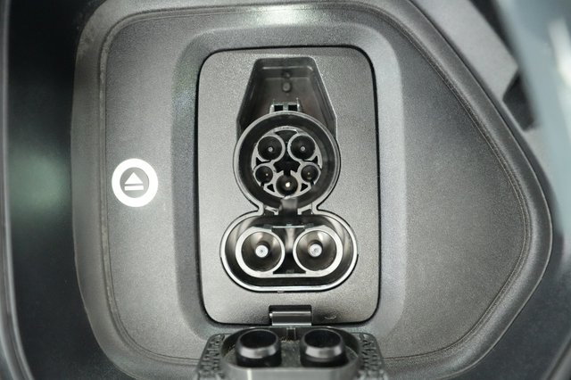 2025 Rivian R1T — photo 8 of 24