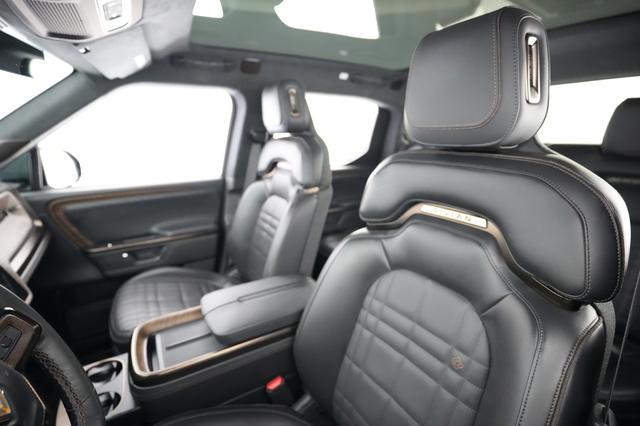 2025 Rivian R1T — photo 3 of 24
