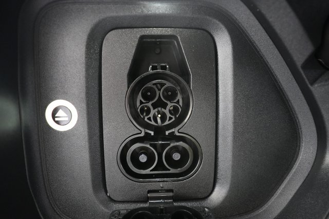 2025 Rivian R1T — photo 8 of 22