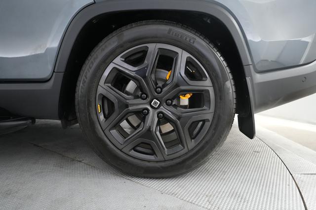 2025 Rivian R1T — photo 7 of 22