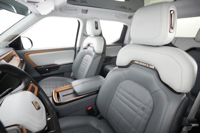 2025 Rivian R1T — photo 3 of 22